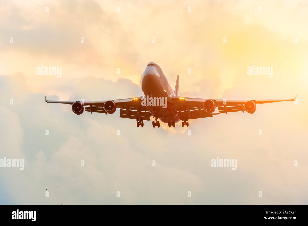 Flugzeug fliegen sunset orange sky Zusammenfassung Hintergrund. Stockfoto