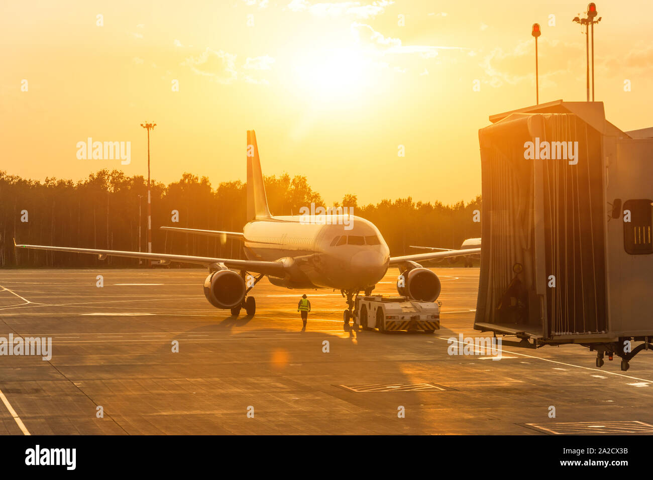 Pkw Flugzeug während der Operation Push, Flughafen am Abend bei Sonnenuntergang. Stockfoto