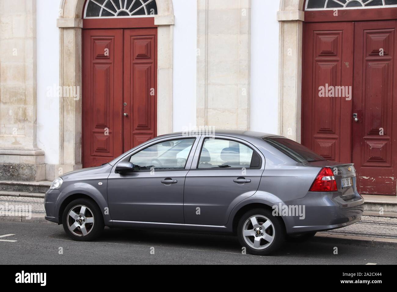 COIMBRA, PORTUGAL - 26. MAI 2018: Chevrolet Aveo Wirtschaft kompakte Limousine in Portugal. Es gibt mehr als 5,1 Millionen Kraftfahrzeuge in P registriert Stockfoto