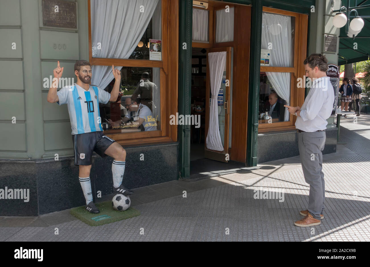 Statue des Argentinischen Fußballstars Lionel Messi vor dem Restaurant La Biela in Recoleta, Buenos Aires, Argentinien Stockfoto