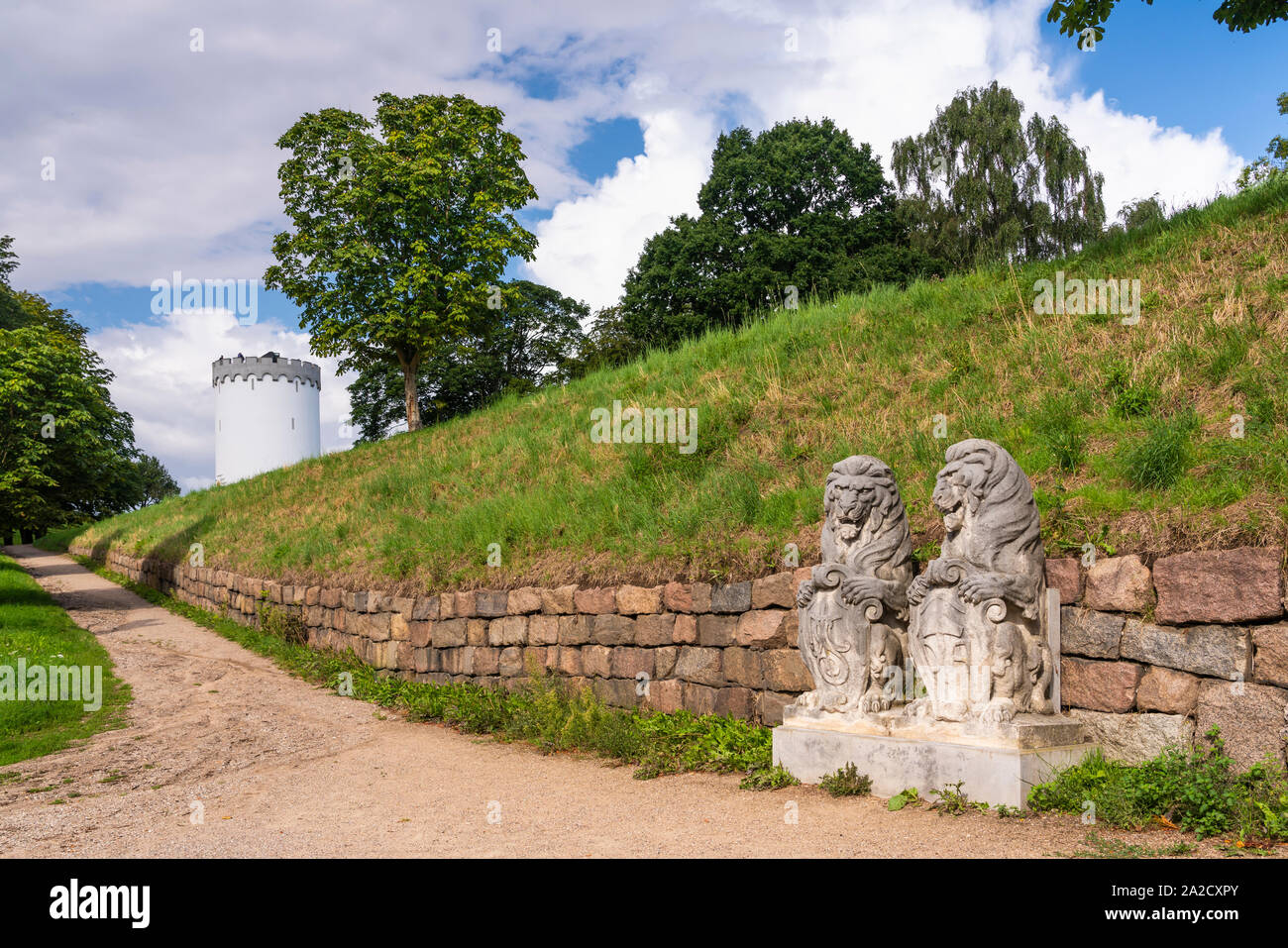 Skulpturen und Pfad entlang der Vold militärischen Damm Wälle in Fredericia, Dänemark. Stockfoto