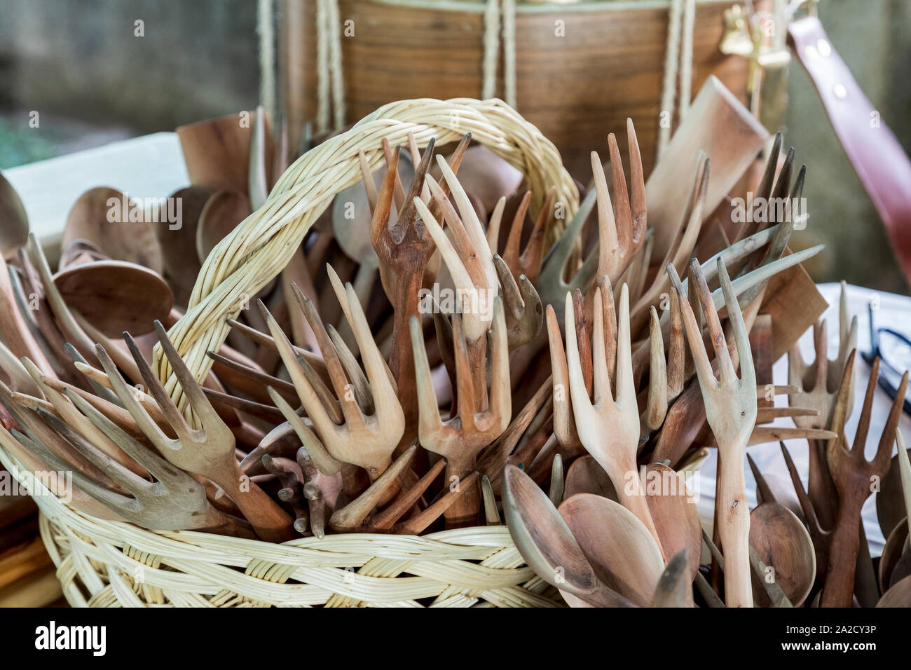 Hölzerne Löffel und Gabeln von einem Handwerker zum Verkauf auf dem Markt geschnitzt. Spanien Stockfoto