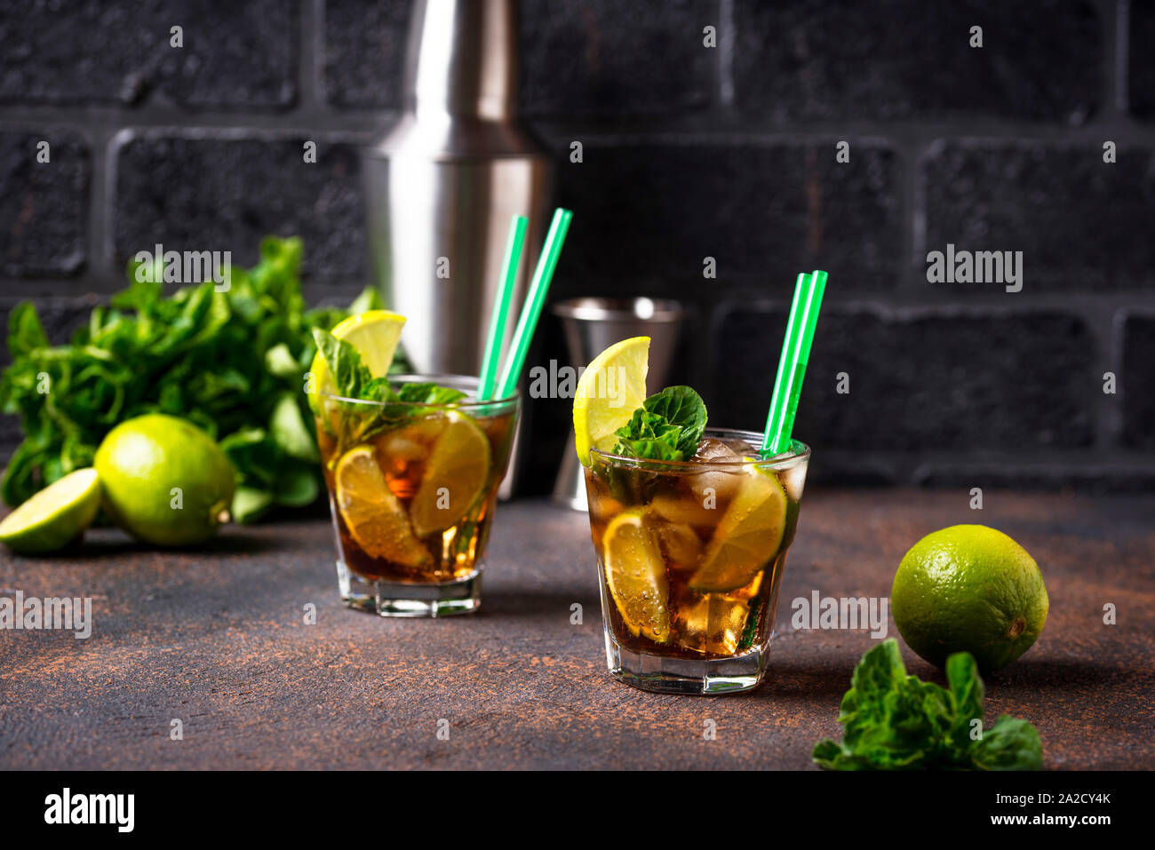 Cuba Libre Cocktail mit Minze und Limette Stockfoto