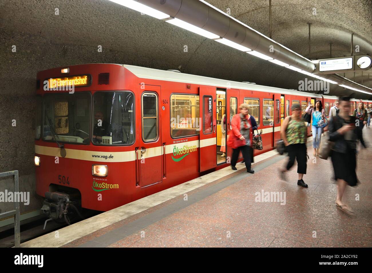 Nürnberg, Deutschland - Mai 7, 2018: Leute, Fahrt mit der U-Bahn (U-Bahn) durch die VAG in Nürnberg, Deutschland. Nürnberg ist in Mittelfranken. Pe 511,628 Stockfoto