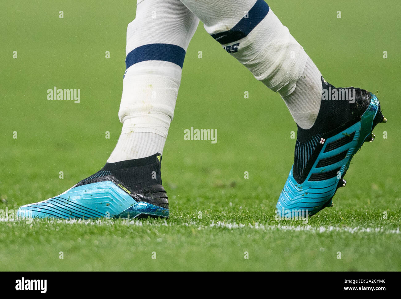 Die adidas Fußballschuhe von Dele Alli der Sporen mit England Flagge  während der UEFA Champions League Match zwischen den Tottenham Hotspur und  dem FC Bayern München im Wembley Stadion, London, England am