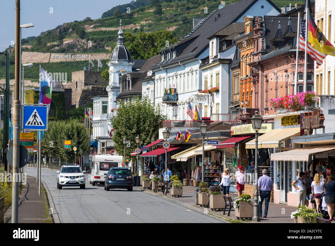 Die Rheinstraße in Rüdesheim, Gastronomie, Hotels und Geschäfte, Deutschland Stockfoto