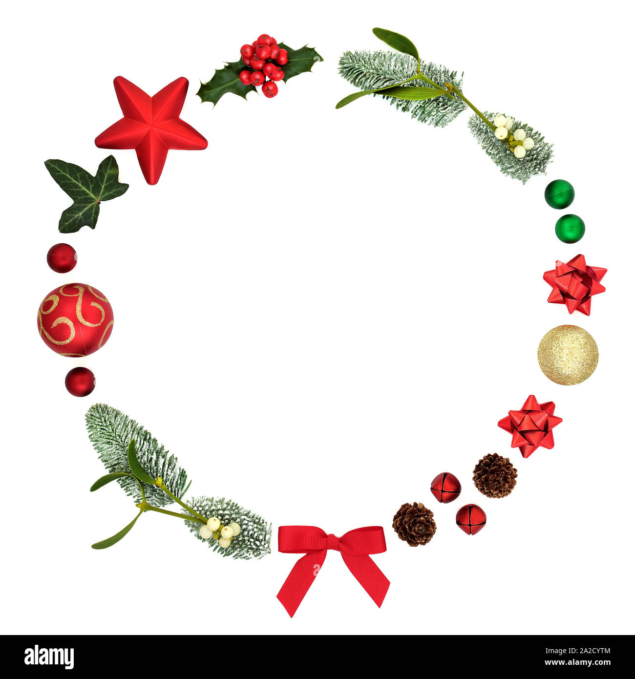 Abstract christmas wreath Dekoration mit Christbaumkugeln, winter Flora und traditionelle Symbole auf weißem Hintergrund mit kopieren. Stockfoto