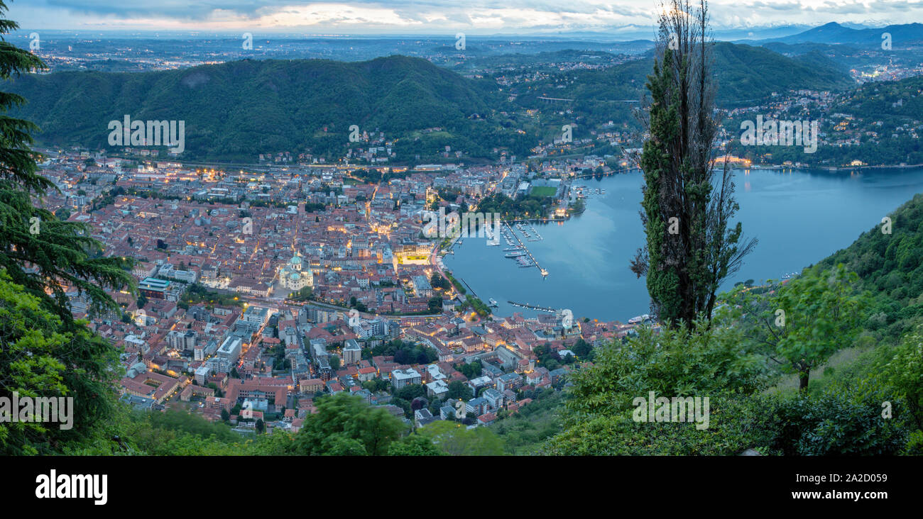 Comer See - Die Stadt mit der Kathedrale und dem Comer See in der Abenddämmerung. Stockfoto