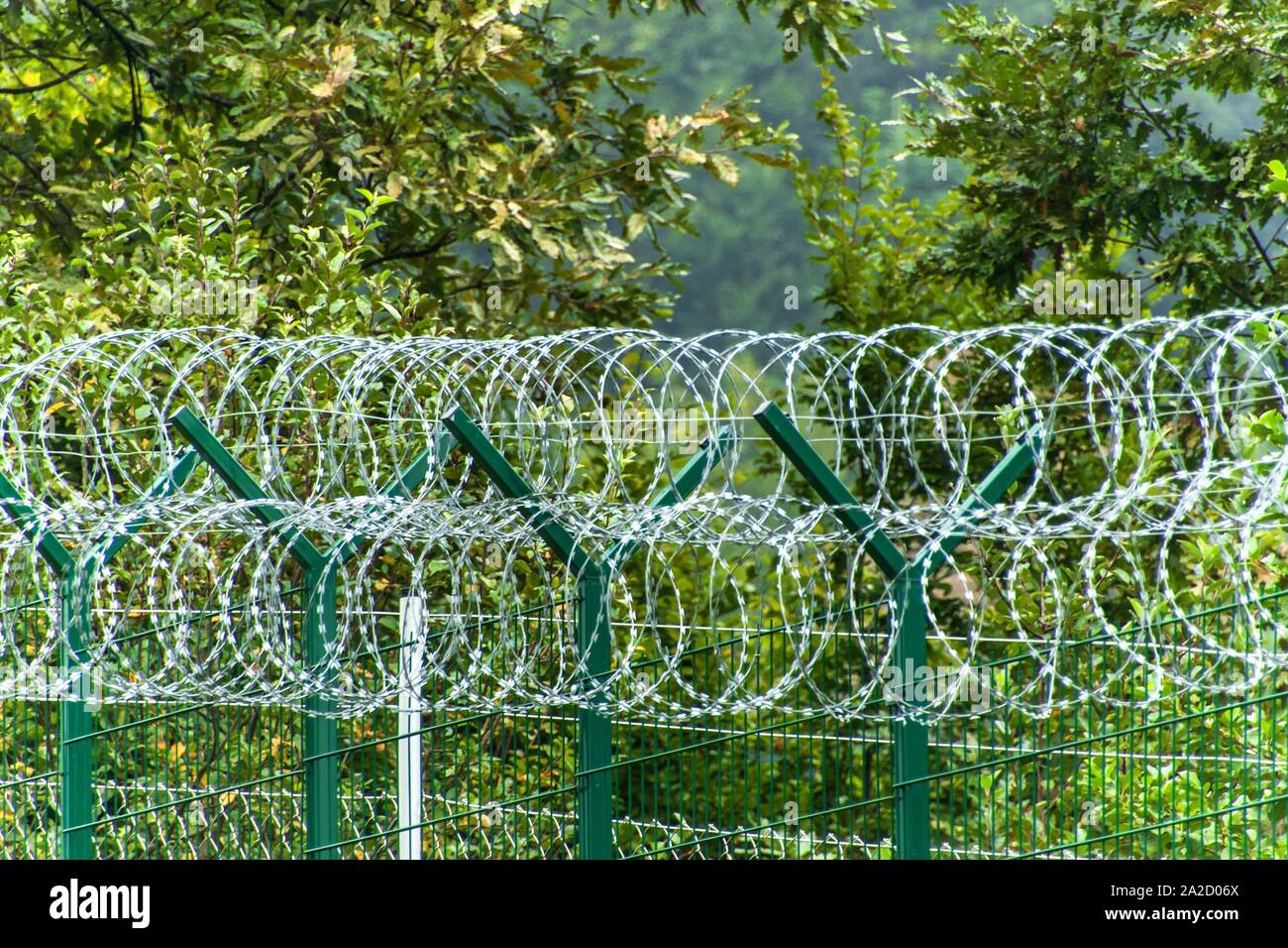 Stacheldraht an der Grenze. Grenze zwischen Slowenien und Kroatien. Schengener Zone. Boundary Zone. Stockfoto