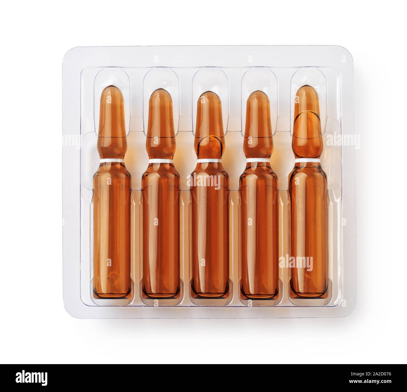 Blick von oben auf die Injektion Ampullen auf Verpackung Fach isoliert auf weißem Stockfoto