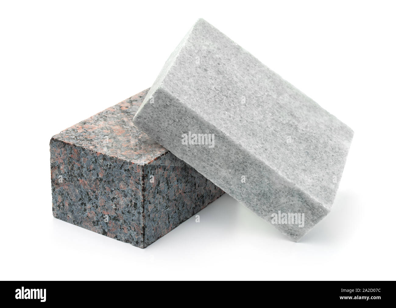 Unpoliertem Granit und Marmor Stein Bausteine isoliert auf weißem Stockfoto
