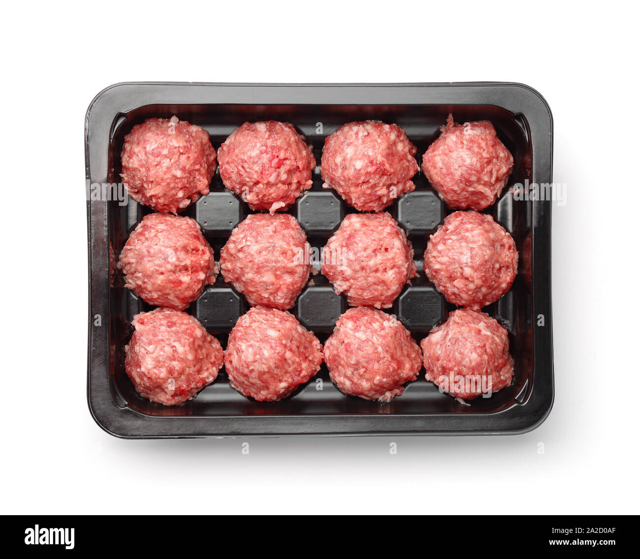 Blick von oben auf rohes Rindfleisch Fleischbällchen in Kunststoff Fach isoliert auf weißem Stockfoto