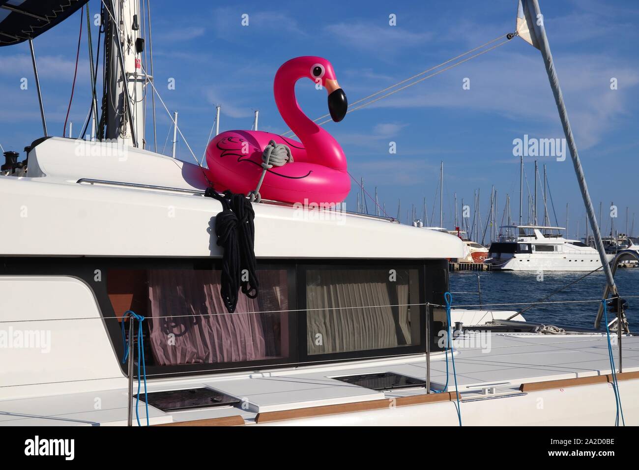 Aufblasbarer flamingo Wasser Spielzeug auf ein Luxus Yachtcharter in Split, Kroatien. Stockfoto