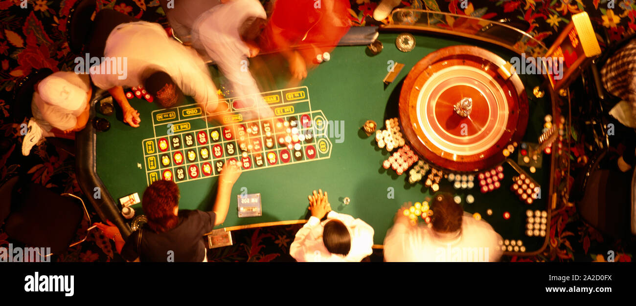 Hohe Betrachtungswinkel und der Gruppe von Menschen am Roulette Tisch, Biloxi, Mississippi, USA Stockfoto