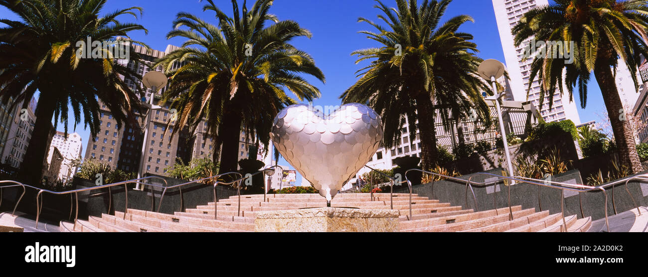 Low Angle View von Herzform Skulptur auf Schritte, Union Square, San Francisco, Kalifornien, USA Stockfoto