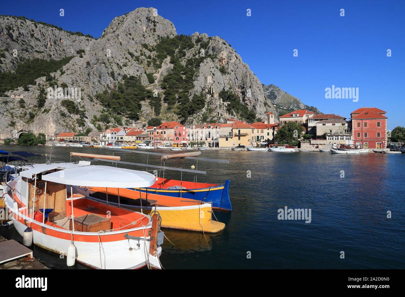 Omis. Altstadt in Kroatien. Ansicht mit Boote auf dem Fluss Cetina. Stockfoto