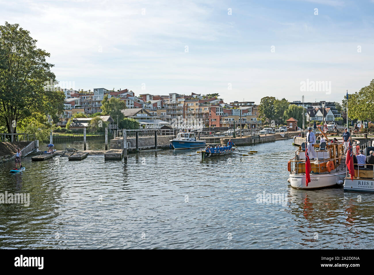 Traditionelle Boote außerhalb Teddington Lock, London, UK während der Great River Race 2019 mit Menschen/Crew beobachten rudern Crew verlassen. Stockfoto