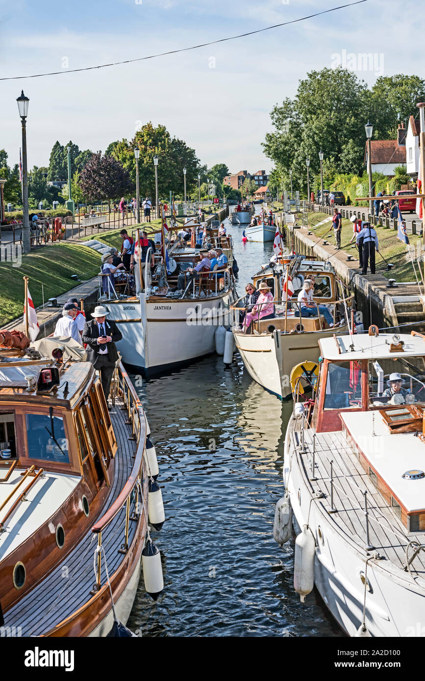 Traditionelle Boote in Teddington Lock, London, UK während der Great River Race 2019 mit Menschen/Crew intelligent in nautischen Kostüme gekleidet, Spaß haben. Stockfoto