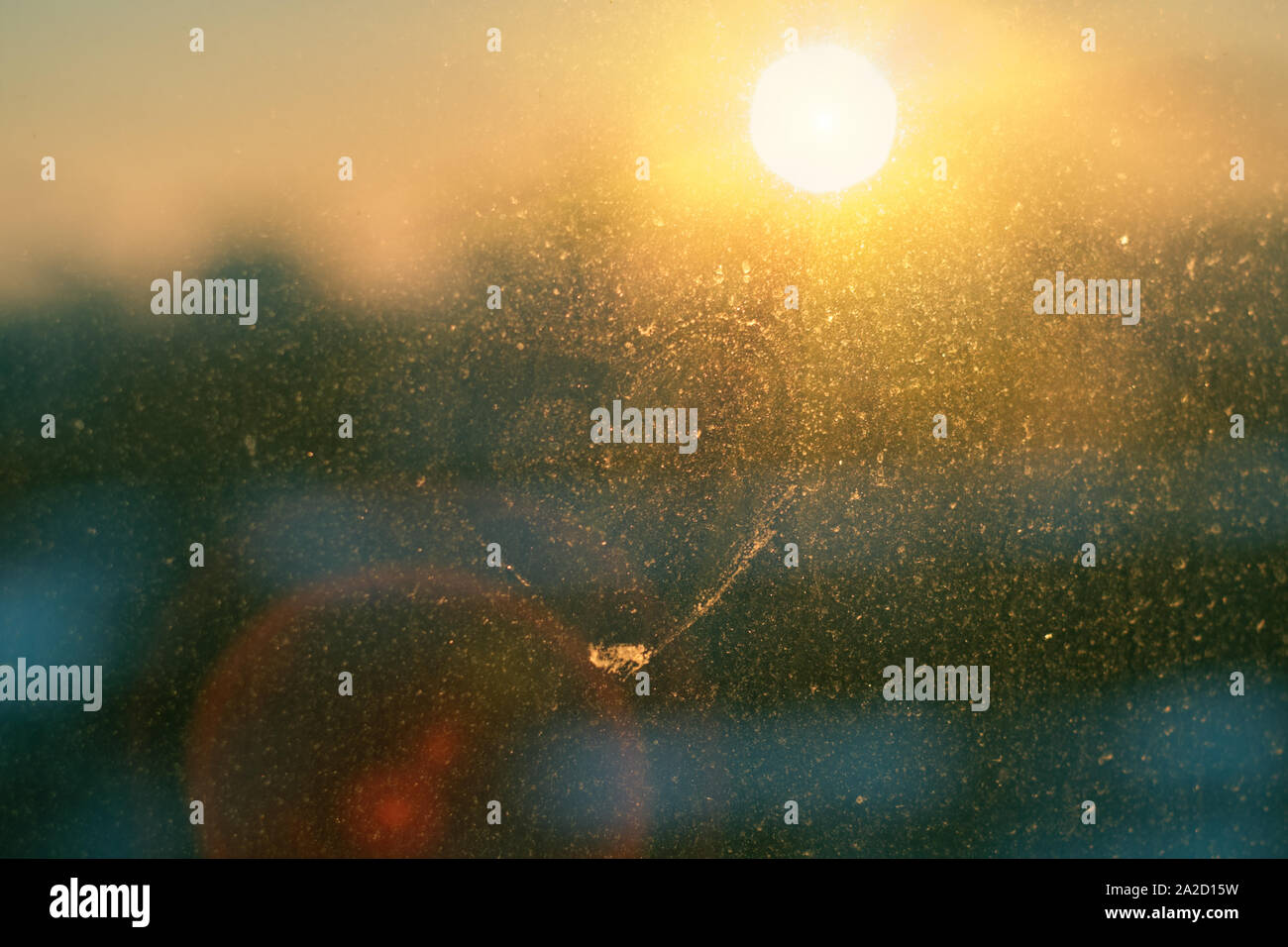 Atemberaubende vintage amber Sonnenuntergang Licht mit Herz Liebe Inschrift auf gefrorenen Fenster Glas. Soft Focus. Hintergrund mit kopieren. Stockfoto