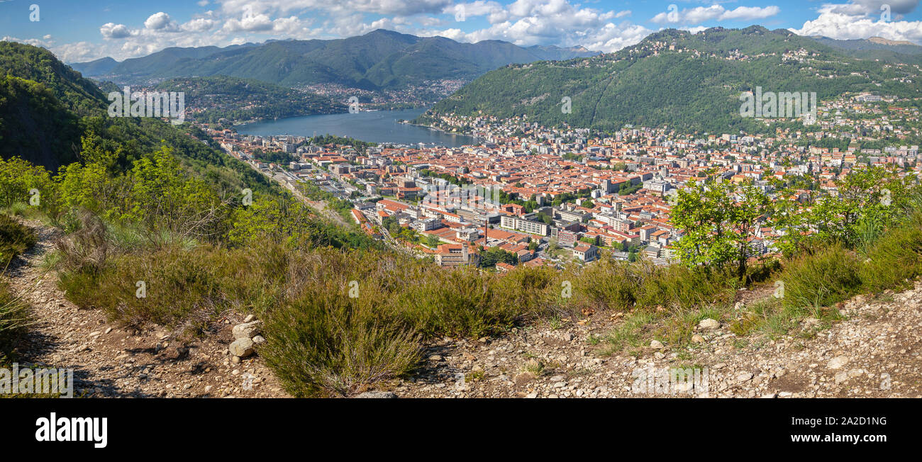Como - das Panorama der Stadt inmitten der Berge und den Comer See. Stockfoto