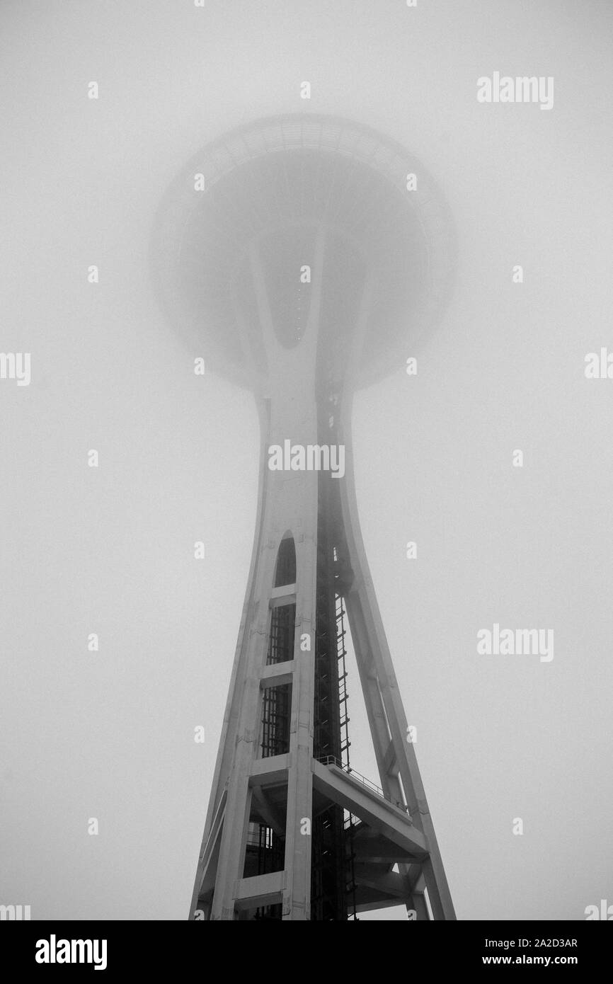 Blick auf die Space Needle in der nebligen Tag, Seattle, Washington, USA Stockfoto