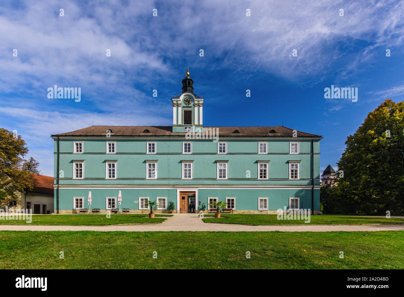 Dacice, Tschechische Republik - 29. September 2019: Ansicht eines staatseigenen schloss Dacice von Park mit grünem Gras und Bäumen. Sonnigen Herbsttag mit blauen Himmel. Stockfoto