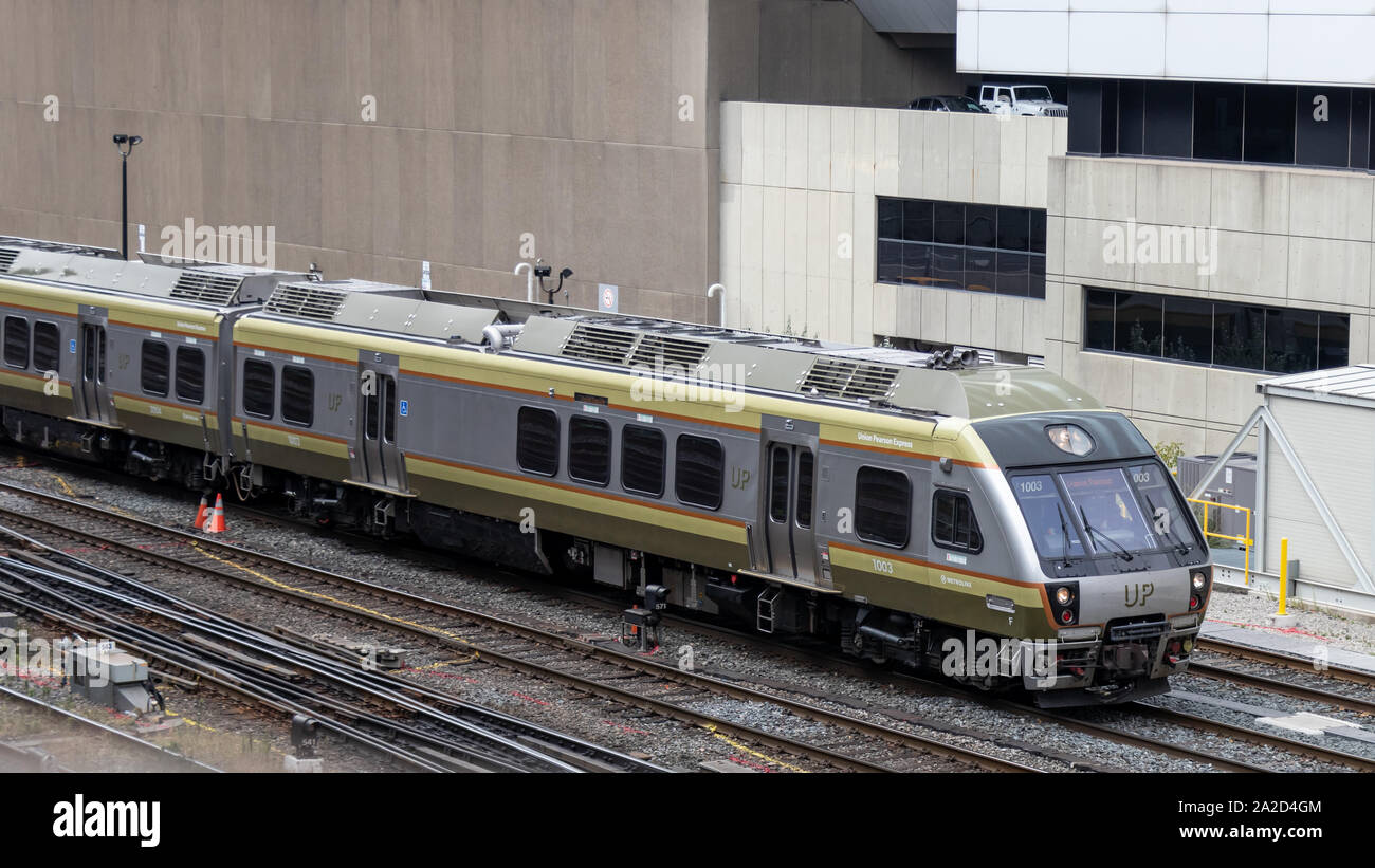 Der Union Pearson Express (UP) Zug fährt in die Union Station im Stadtzentrum von Toronto. Stockfoto