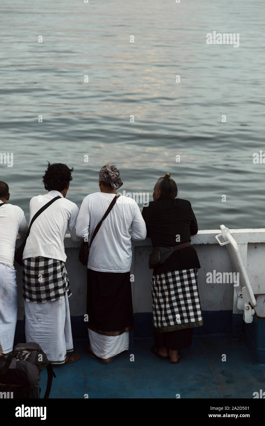 Gruppe von Männern in traditionelles balinesisches trägt an der Fähre Stockfoto
