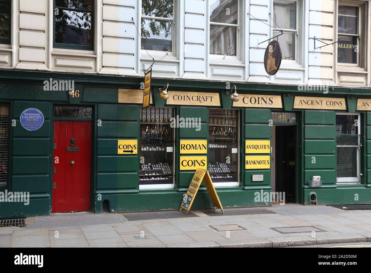 LONDON, Großbritannien - 9. JULI 2016: Coincraft Store in London. Der Store auf die Great Russell Street beschäftigt sich mit Numismatik, Münzen und Antiquitäten. Stockfoto