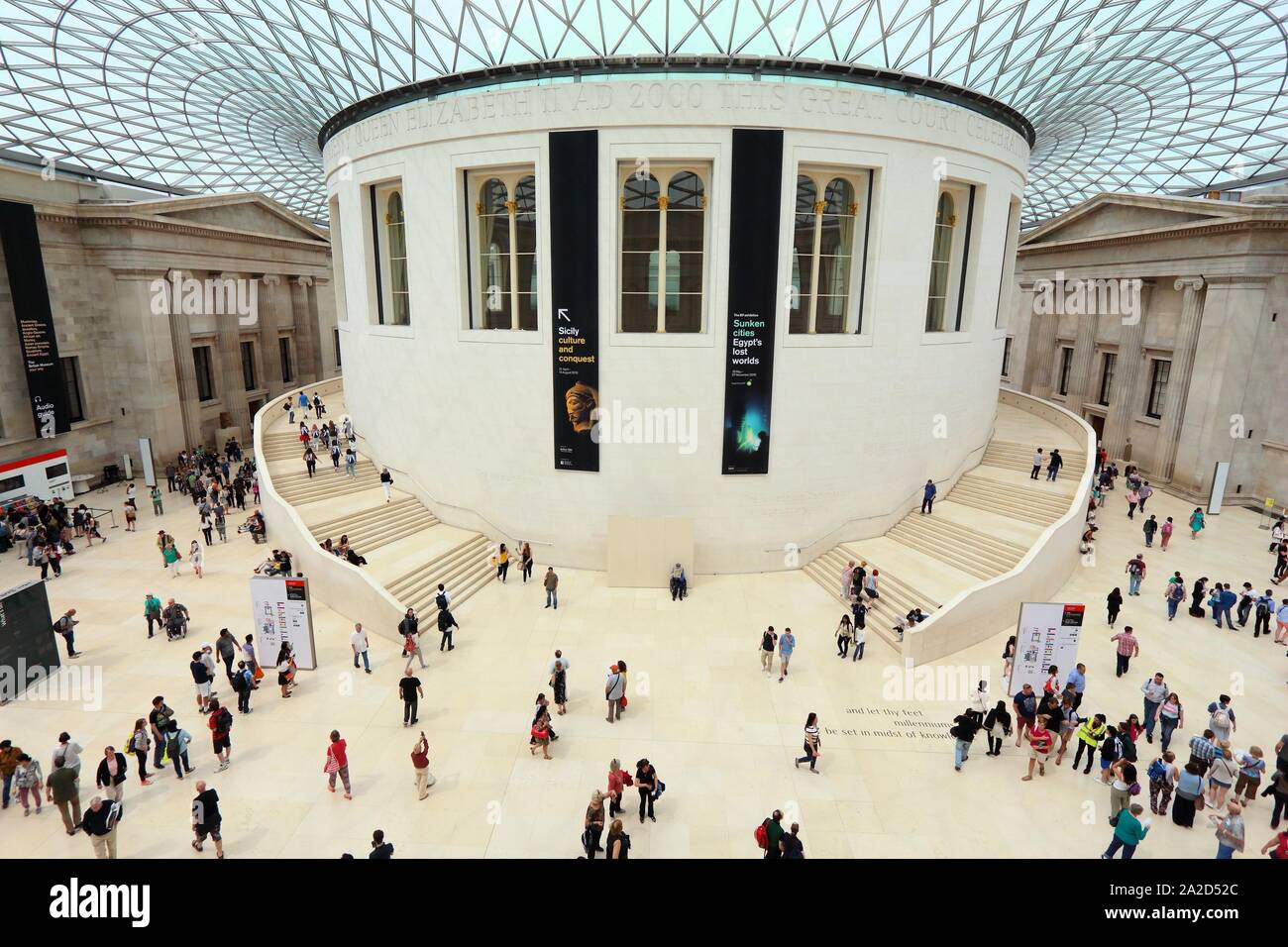 LONDON, Großbritannien - 9. JULI 2016: die Menschen besuchen British Museum Great Court in London. Das Museum wurde 1753 gegründet und hält rund 8 Millionen obj Stockfoto