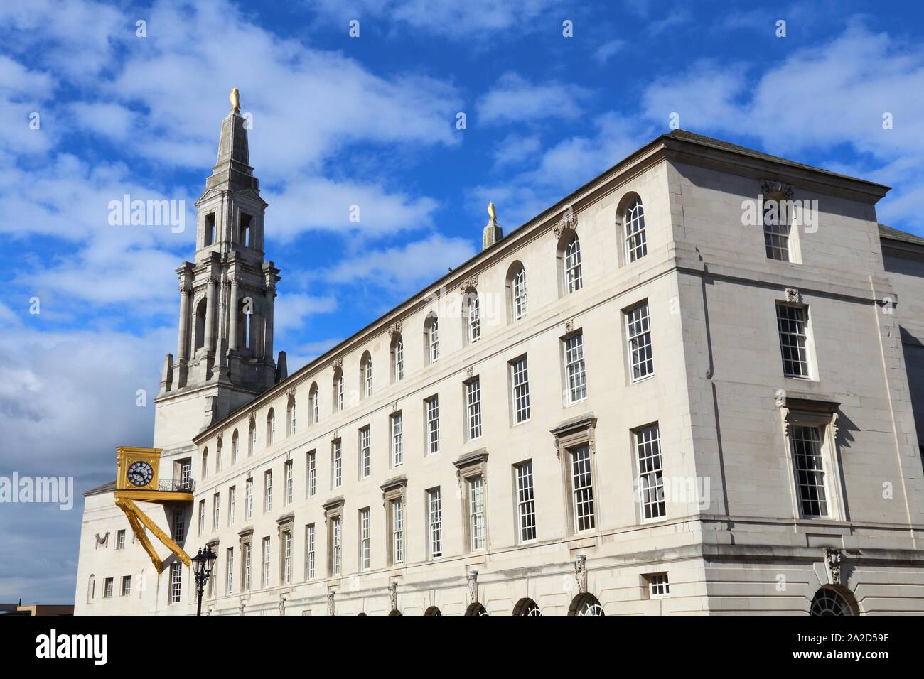 Leeds - Stadt in West Yorkshire, UK. Civic Hall im Millennium Square. Stockfoto