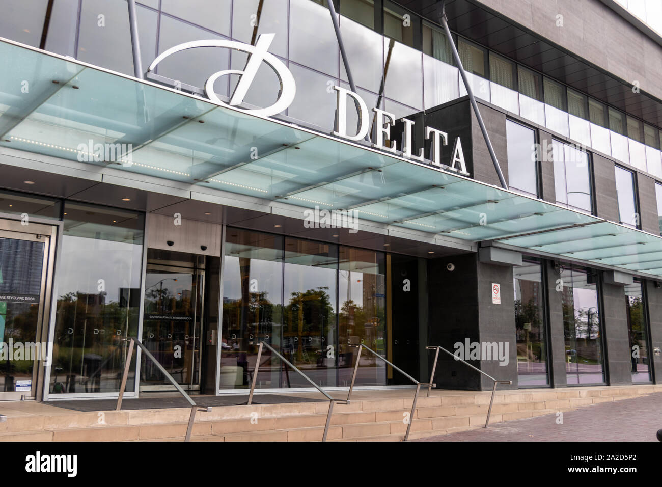 Delta-Logo auf dem Seiteneingang des Delta Hotels by Marriott Toronto. Stockfoto