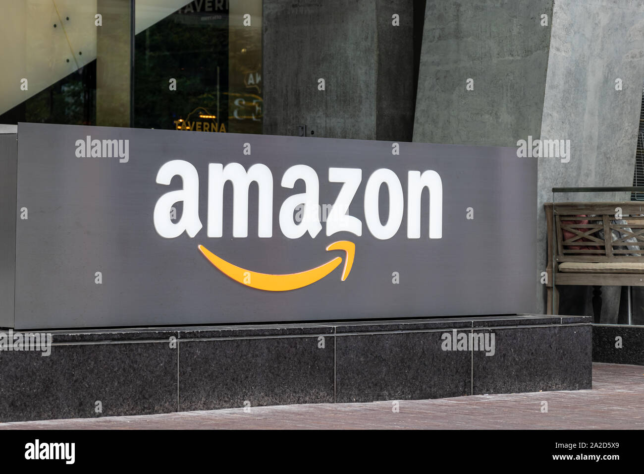 Amazon Inc. Logo auf einem Straßenschild unter ihrem Büro in Toronto. Stockfoto