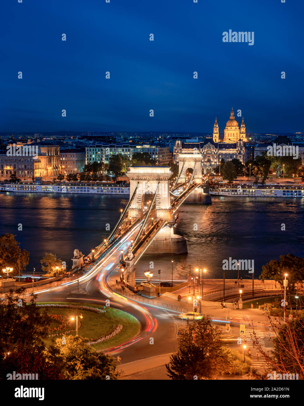 Kettenbrücke in Budapest, Ungarn. Donau mit Booten. Am Abend wird der Verkehr mit leichten Wanderwegen. Stockfoto