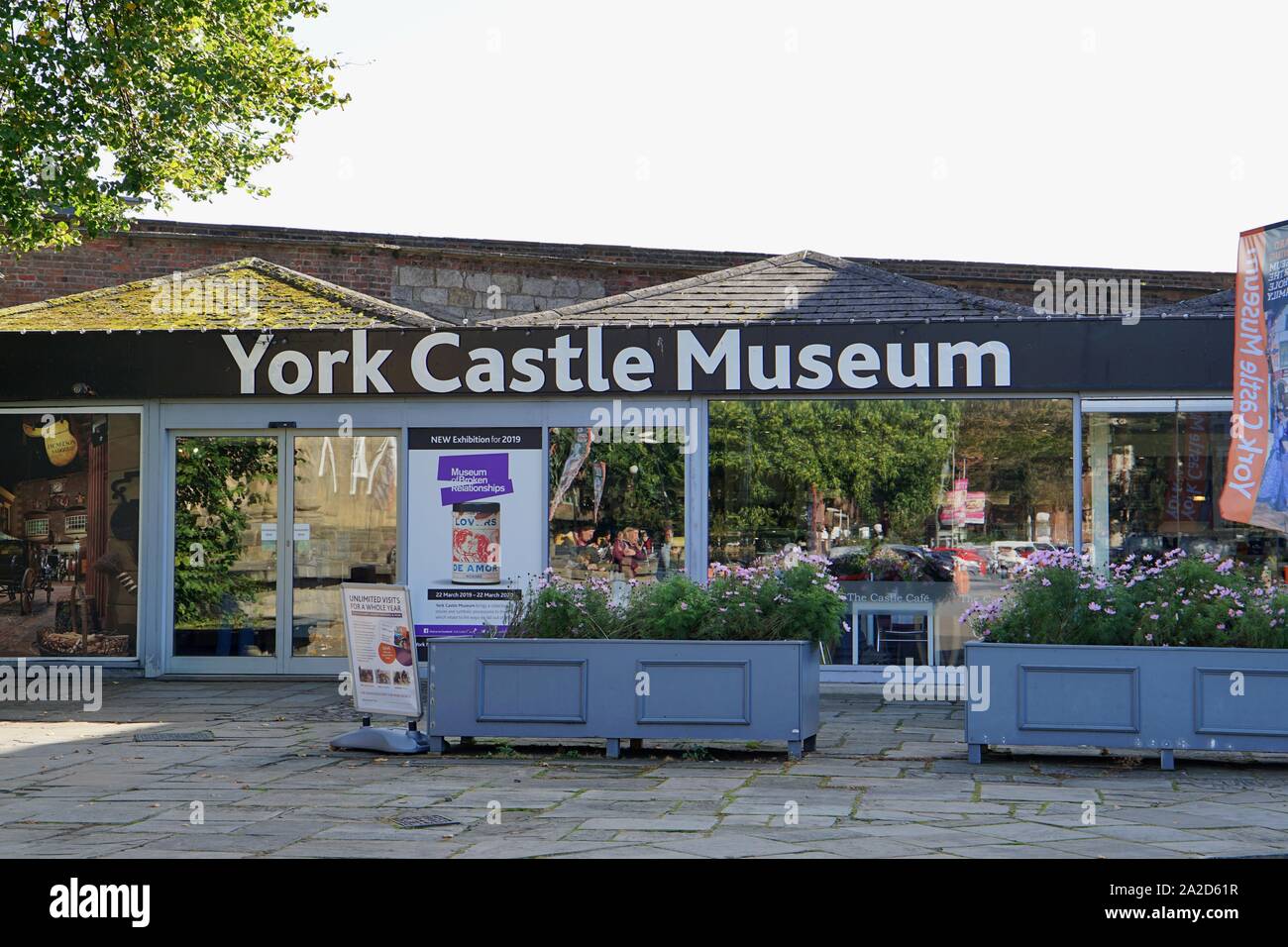 York Castle Museum Eingang zum Museum Ausstellungen Shop und ein Cafe mit blauer Blume palnters außerhalb in York Yorkshire England Stockfoto