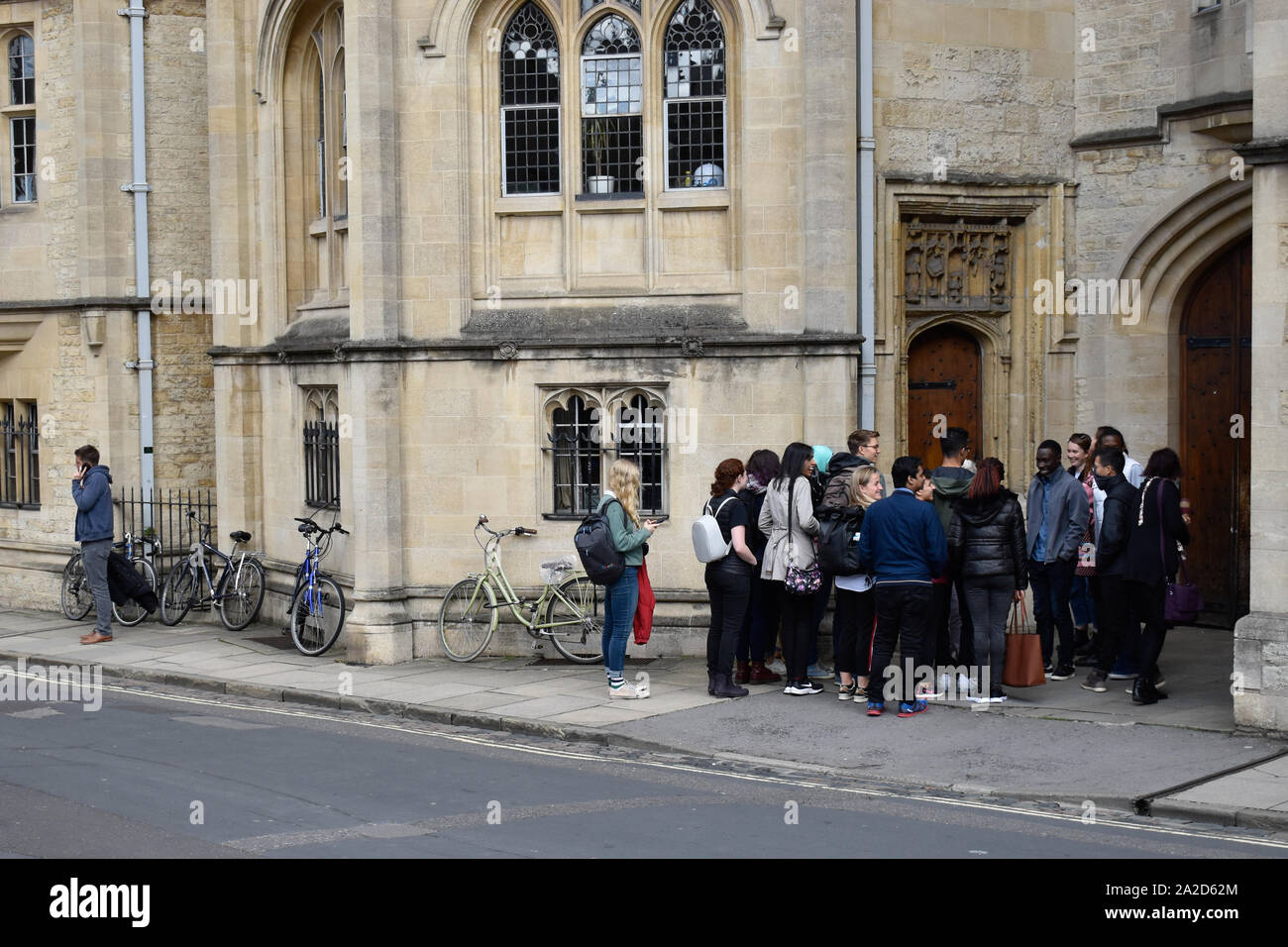 Neue Studenten auf einer Tour zu Fuß in Oxford, Großbritannien, zu Beginn des Akademischen Jahres Stockfoto