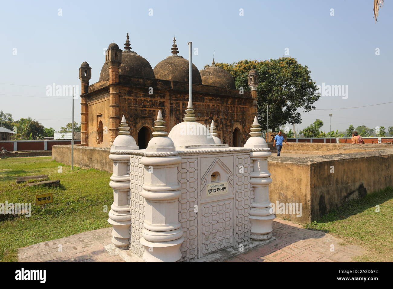 Bangladesch - 2. März 2019: Nayabad Moschee Seite Ansichten, ist in Nayabad Dorf in Kaharole Upazila von Dinajpur Bezirk, Bangladesch. Stockfoto Bangladesch - 2. März 2019: Nayabad Moschee Seite Ansichten, ist in Nayabad Dorf in Kaharole Upazila von Dinajpur Bezirk, Bangladesch. Stockfoto