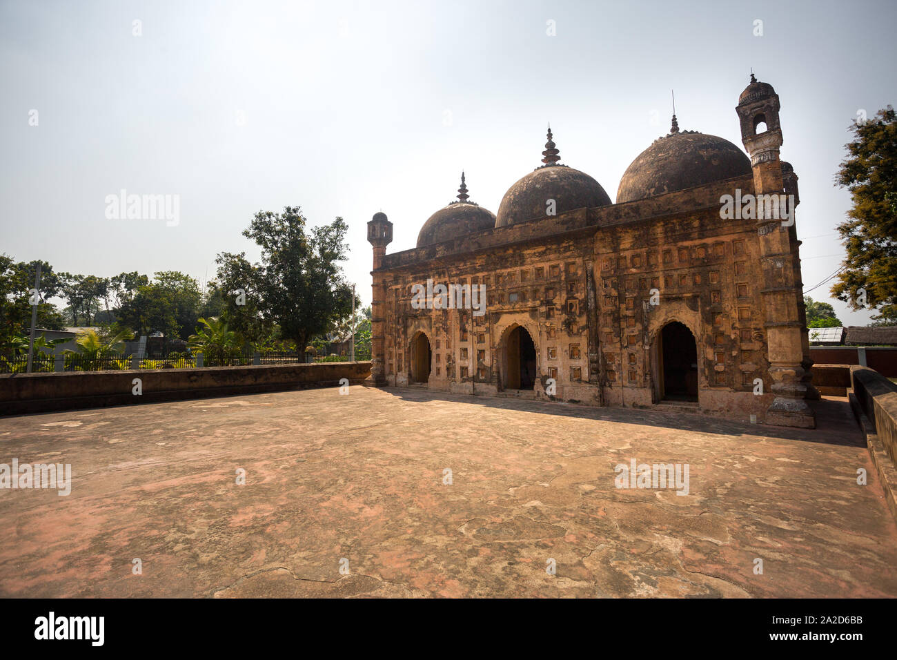 Bangladesch - 2. März 2019: Nayabad Moschee Seite Ansichten, ist in Nayabad Dorf in Kaharole Upazila von Dinajpur Bezirk, Bangladesch. Stockfoto Bangladesch - 2. März 2019: Nayabad Moschee Seite Ansichten, ist in Nayabad Dorf in Kaharole Upazila von Dinajpur Bezirk, Bangladesch. Stockfoto