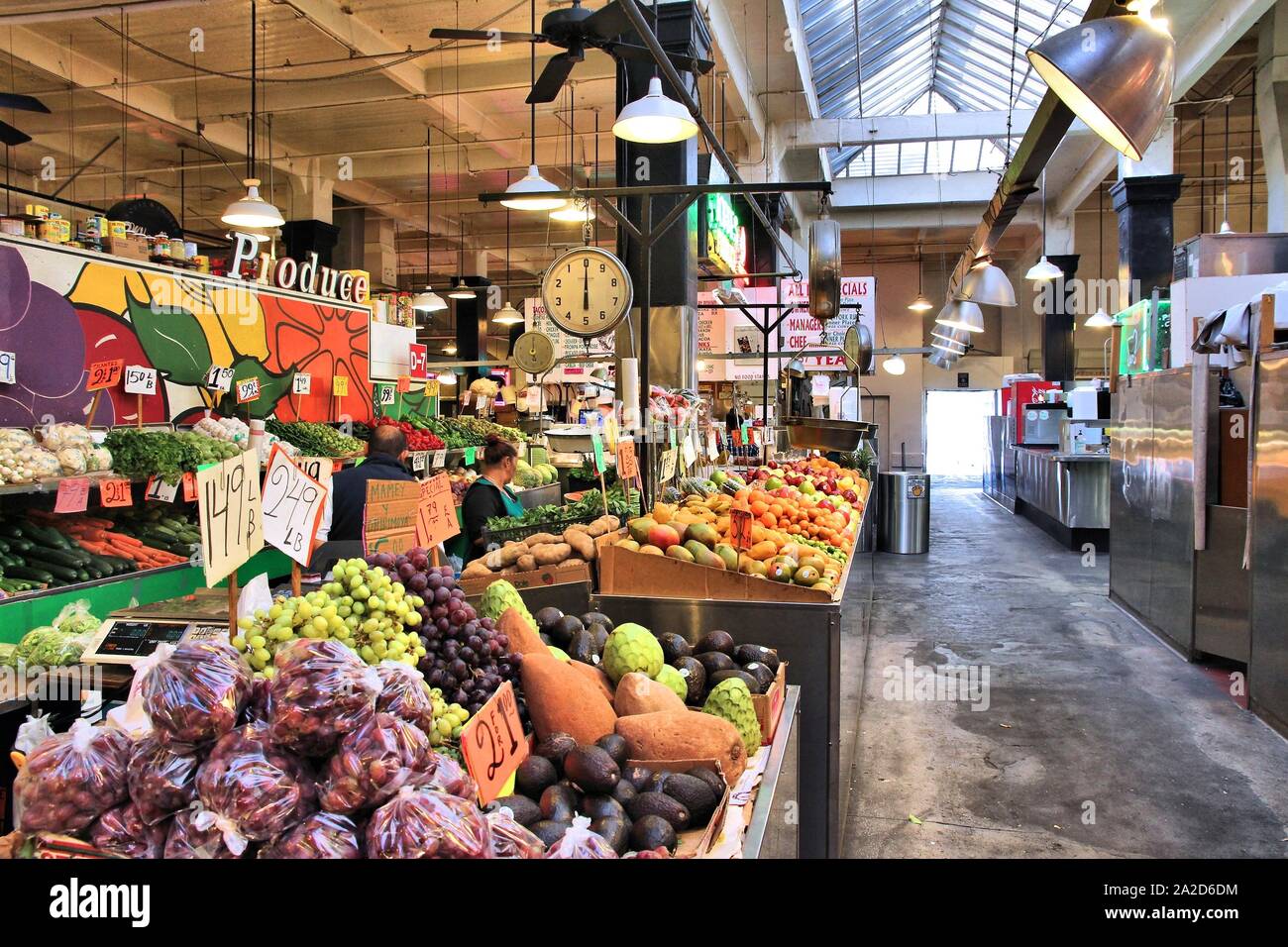 LOS ANGELES, USA - April 5, 2014: Grand Central Market in Los Angeles. Der Markt stammt aus dem Jahre 1917 und ist eine der Top Sehenswürdigkeiten in LA. Stockfoto