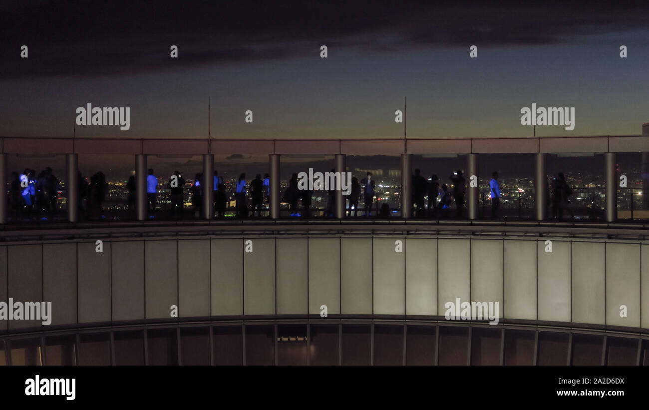 Osaka - 大阪市 - Ansicht von Umeda Sky Building (梅田スカイビル) bei Nacht Stockfoto