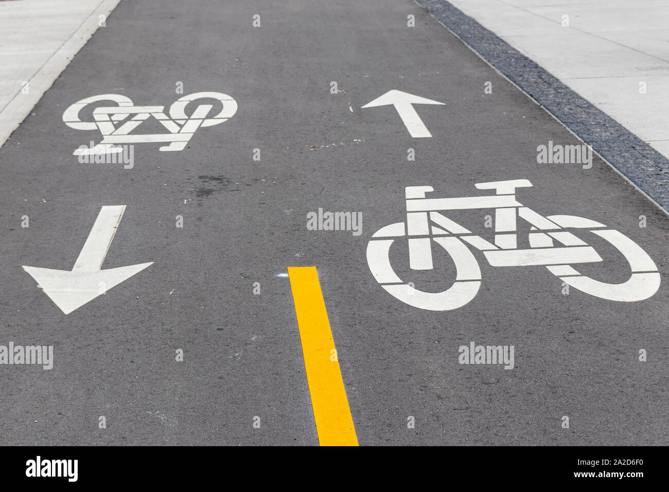 Zweiwege-Fahrradweg auf einem neu gepflasterten Weg. Stockfoto