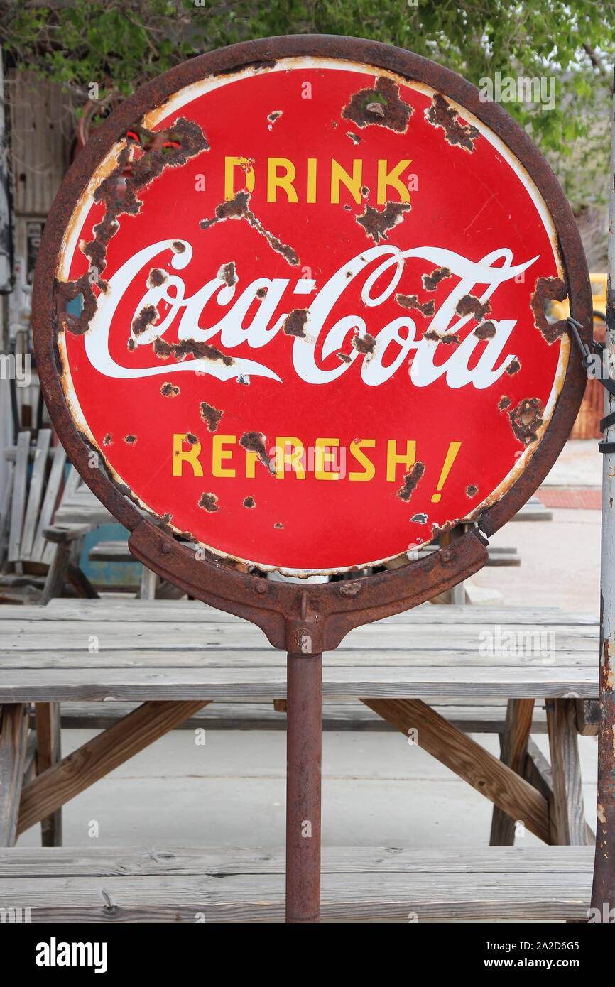 HACKBERRY, VEREINIGTE STAATEN - 2. APRIL 2014: Rusty retro Werbung für Coca Cola in Hackberry, Arizona. The Coca-Cola Company hatte Einkommen von 46.85 bi Stockfoto