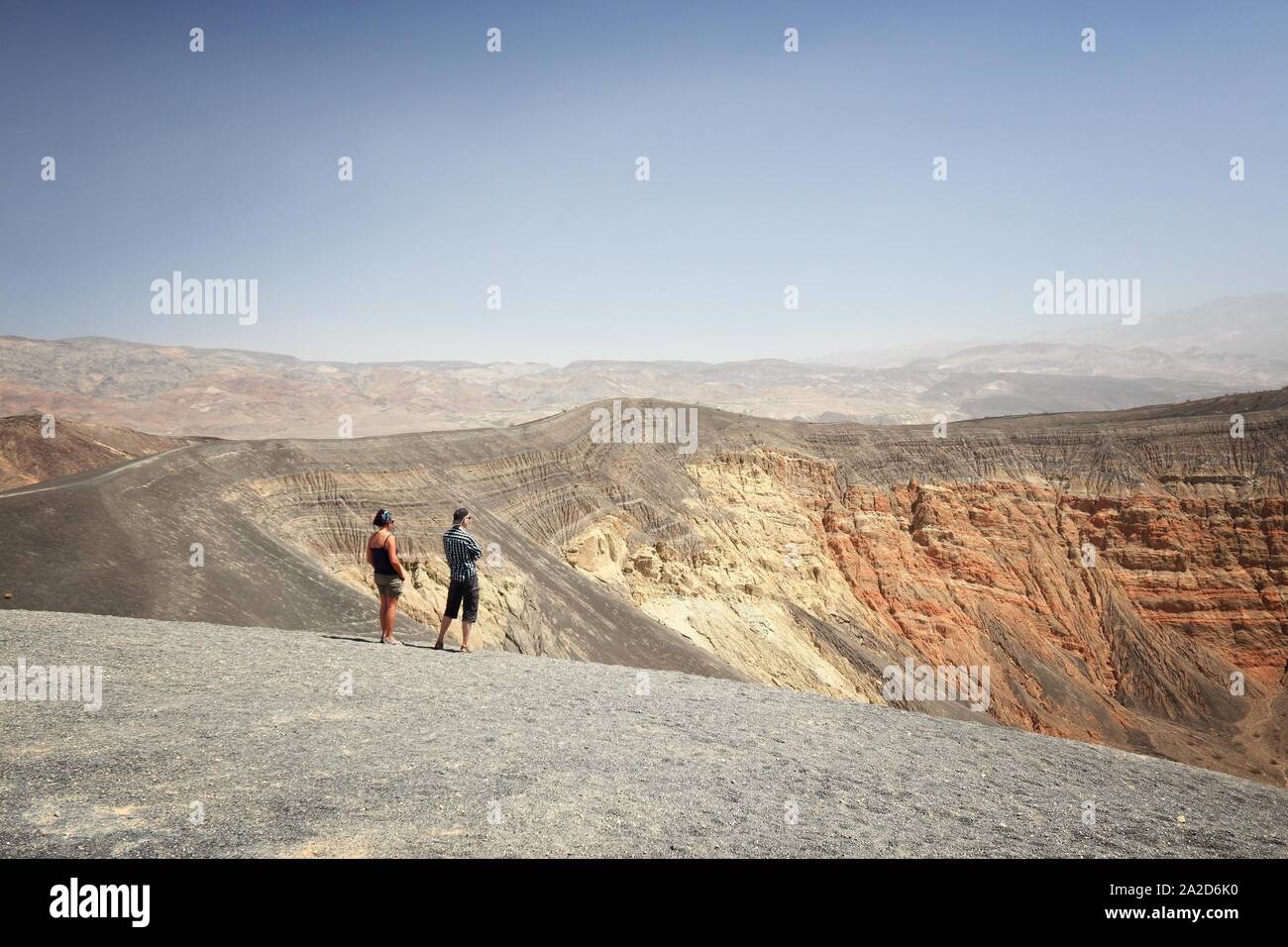 DEATH Valley, USA - 13. APRIL 2014: Touristen besuchen Ubehebe Crater im Death Valley, Kalifornien. Death Valley National Park wurde von 951 Tausend besucht. Stockfoto