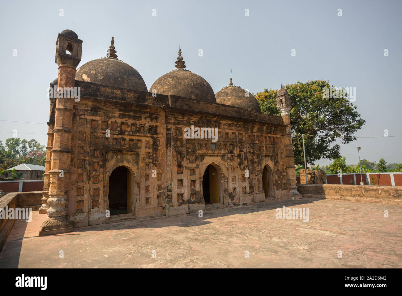 Bangladesch - 2. März 2019: Nayabad Moschee Seite Ansichten, ist in Nayabad Dorf in Kaharole Upazila von Dinajpur Bezirk, Bangladesch. Stockfoto Bangladesch - 2. März 2019: Nayabad Moschee Seite Ansichten, ist in Nayabad Dorf in Kaharole Upazila von Dinajpur Bezirk, Bangladesch. Stockfoto