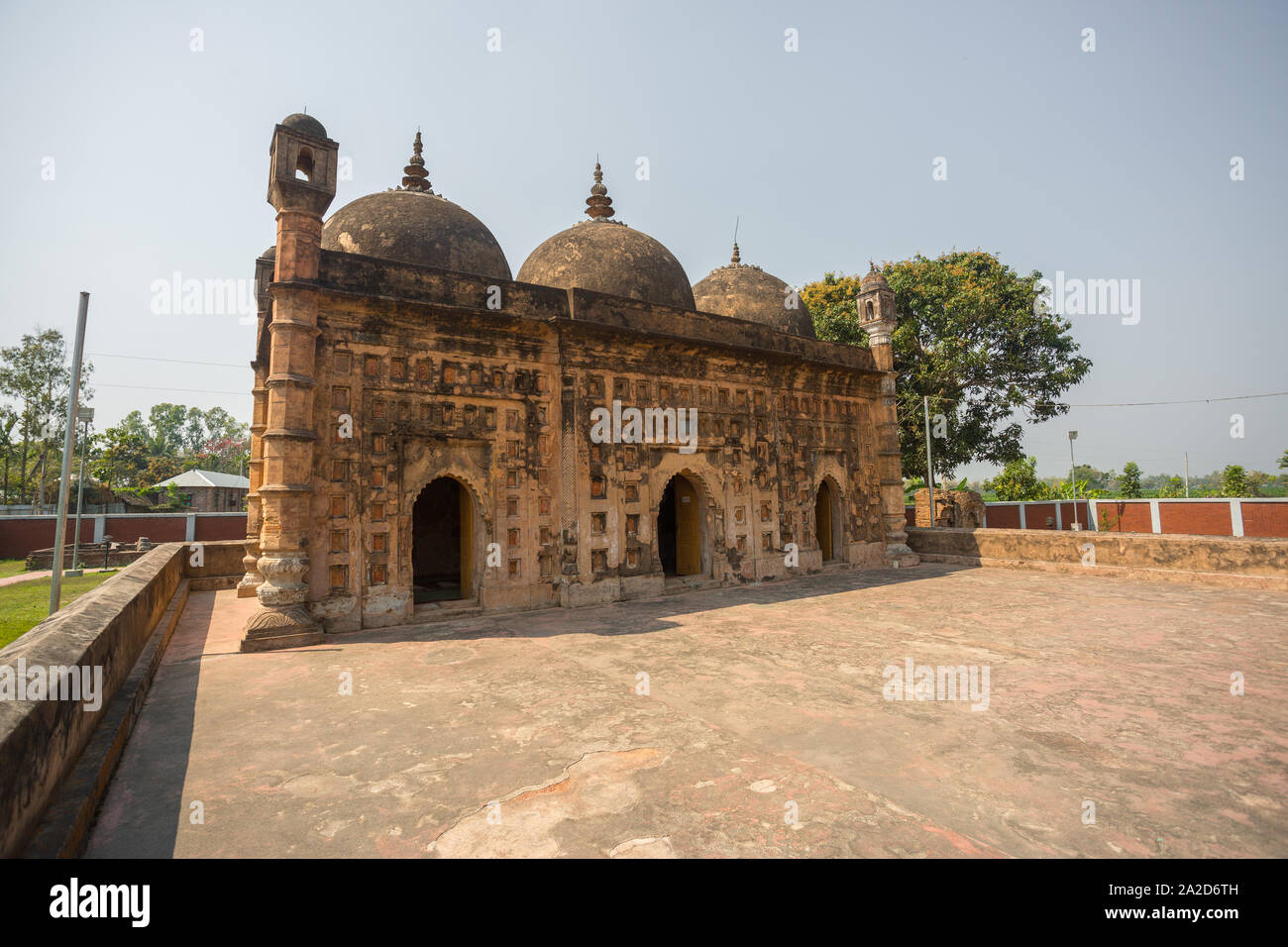 Bangladesch - 2. März 2019: Nayabad Moschee Seite Ansichten, ist in Nayabad Dorf in Kaharole Upazila von Dinajpur Bezirk, Bangladesch. Stockfoto Bangladesch - 2. März 2019: Nayabad Moschee Seite Ansichten, ist in Nayabad Dorf in Kaharole Upazila von Dinajpur Bezirk, Bangladesch. Stockfoto