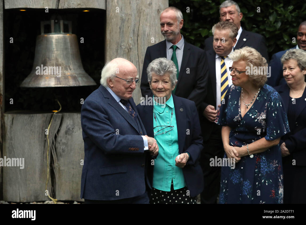 Die Familienangehörigen der Opfer der Bombardierungen Birmingham Pub mit Margaret Hambleton (Mitte), der ihre Tochter Maxine, mit ihrer Tochter Julie Hambleton (2. links) bei einem Treffen mit Gerechtigkeit für die 21 Gruppe und Michael D Higgins (links) bei Aras eine Uachtarain in Dublin verloren. Stockfoto