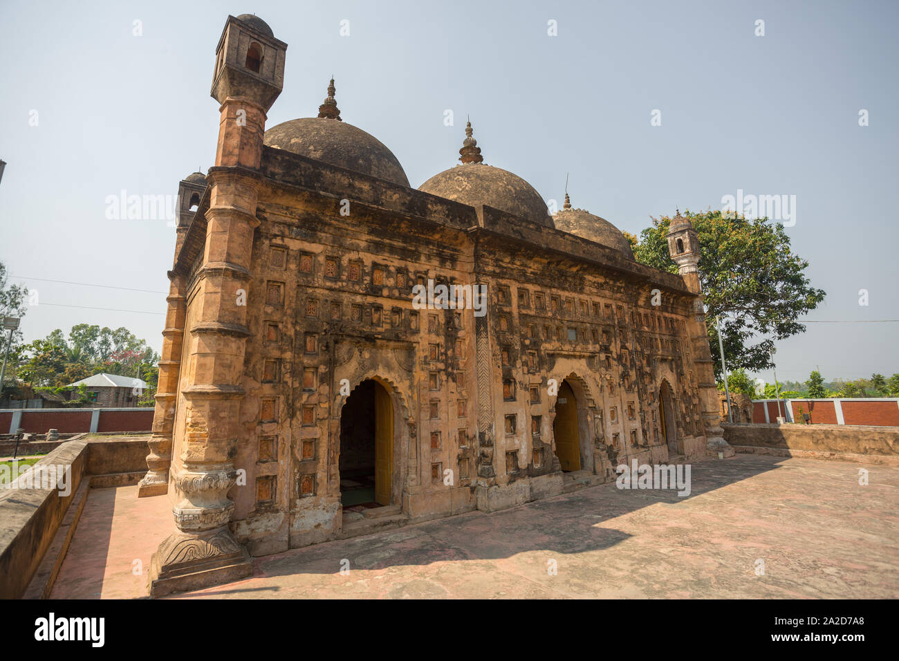 Bangladesch - 2. März 2019: Nayabad Moschee Weitwinkel Ansichten, ist in Nayabad Dorf in Kaharole Upazila von Dinajpur Bezirk, Bangladesch. Stockfoto Bangladesch - 2. März 2019: Nayabad Moschee Weitwinkel Ansichten, ist in Nayabad Dorf in Kaharole Upazila von Dinajpur Bezirk, Bangladesch. Stockfoto