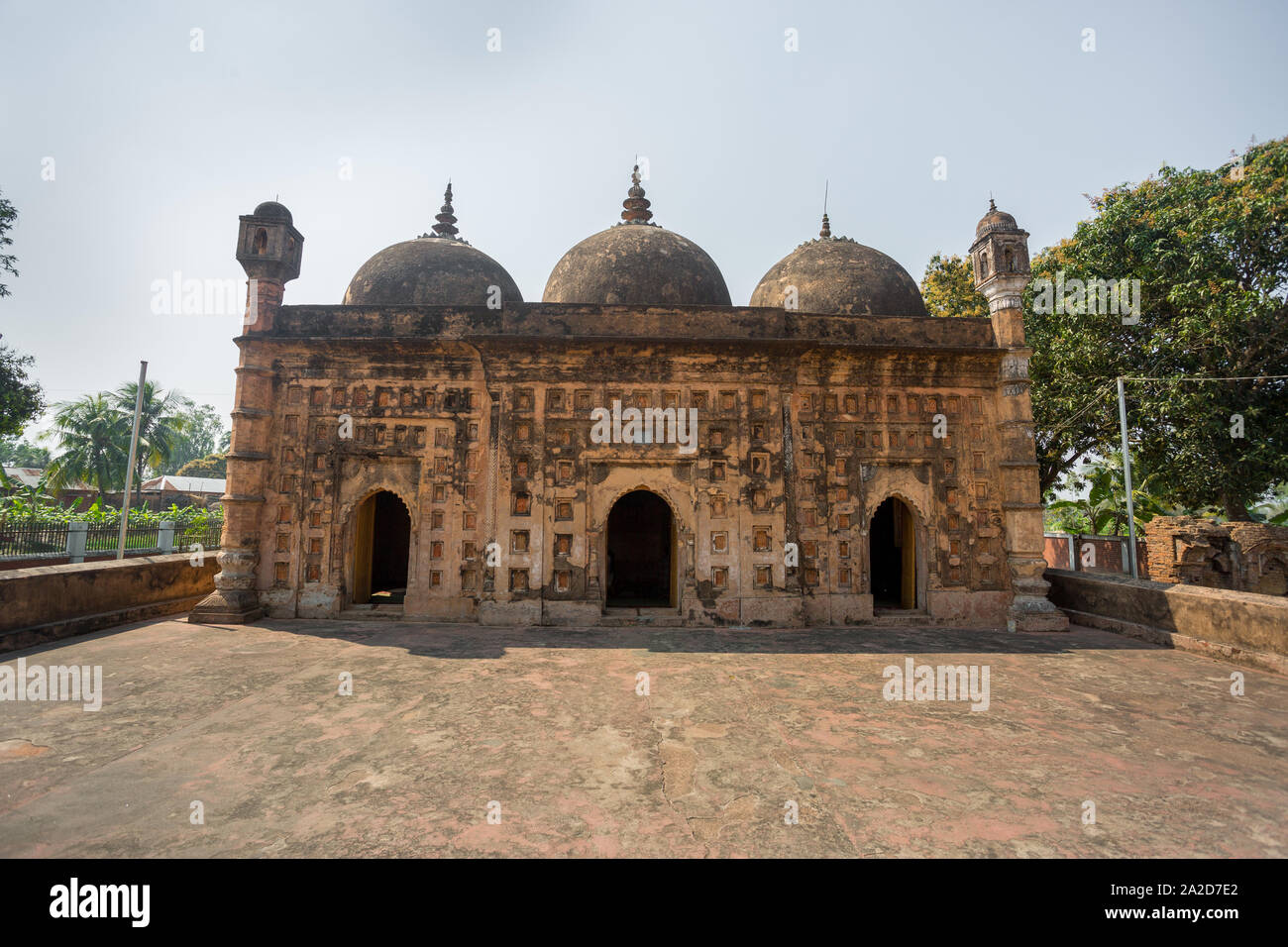 Bangladesch - 2. März 2019: Nayabad Moschee Font Ansichten, ist in Nayabad Dorf in Kaharole Upazila von Dinajpur Bezirk, Bangladesch. Stockfoto Bangladesch - 2. März 2019: Nayabad Moschee Font Ansichten, ist in Nayabad Dorf in Kaharole Upazila von Dinajpur Bezirk, Bangladesch. Stockfoto