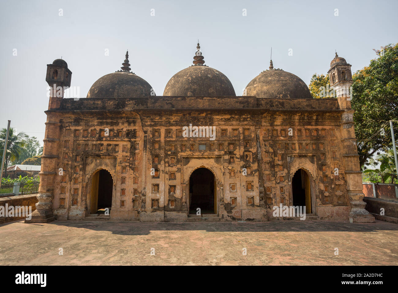 Bangladesch - 2. März 2019: Nayabad Moschee Font Ansichten, ist in Nayabad Dorf in Kaharole Upazila von Dinajpur Bezirk, Bangladesch. Stockfoto Bangladesch - 2. März 2019: Nayabad Moschee Font Ansichten, ist in Nayabad Dorf in Kaharole Upazila von Dinajpur Bezirk, Bangladesch. Stockfoto
