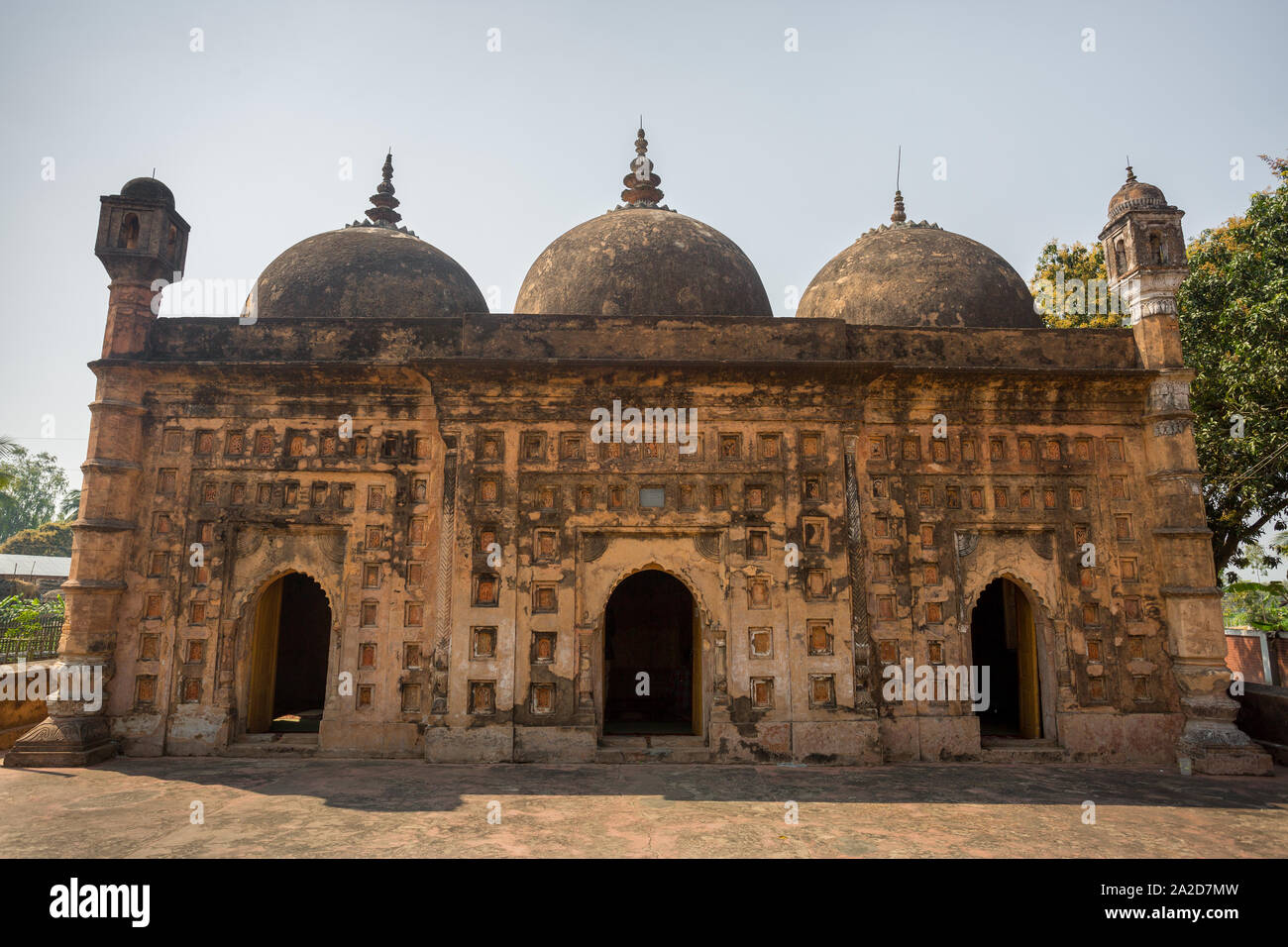 Bangladesch - 2. März 2019: Nayabad Moschee Font Ansichten, ist in Nayabad Dorf in Kaharole Upazila von Dinajpur Bezirk, Bangladesch. Stockfoto Bangladesch - 2. März 2019: Nayabad Moschee Font Ansichten, ist in Nayabad Dorf in Kaharole Upazila von Dinajpur Bezirk, Bangladesch. Stockfoto